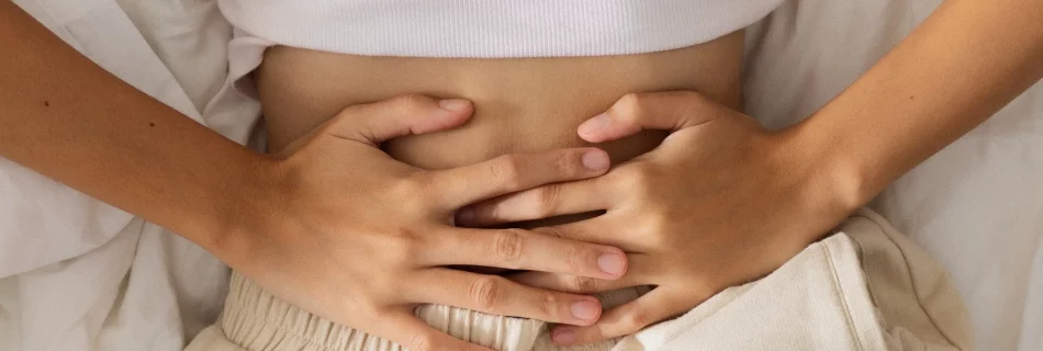 femme se touchant le bas ventre de douleur